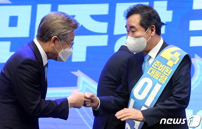 이재명 더불어민주당 대선 주자가 5일 충북 청주시 CJB컨벤션센터에서 열린 세종·충북 지역 경선에서 54.54%(7035표)의 과반 득표해 성공해 1위에 올랐다. 이재명 후보가 이낙연 후보와 인사를 하고 있다. 2021.9.6/뉴스1 © News1 김용빈 기자
