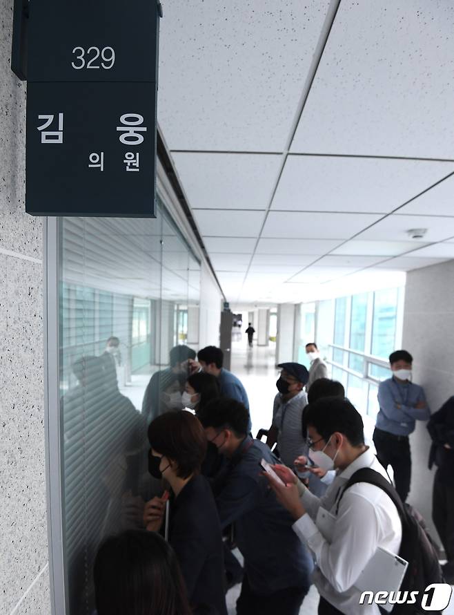 고위공직자범죄수사처가 '고발 사주' 의혹의 핵심 인물로 거론되는 국민의힘 김웅 의원의 사무실에 대한 압수수색에 나선 10일 오전 서울 여의도 국회 의원회관 김 의원 사무실 앞에 취재진이 몰려 있다. 2021.9.10/뉴스1 © News1 오대일 기자