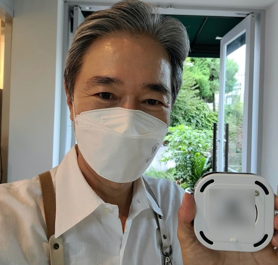 Actor Jeong Bo-seok delivers hilarious episode on Panera BreadJeong Bo-Seok said on his personal instagram on the 10th, I look for Panera Bread vibration bell.If you have taken it unconsciously, please return it. In the open photo, Jeong Bo-seok is taking a self-portrait with his Panera Bread vibration bell in his hand.Jeong Bo-seok has a profound charm with whitened hair and still boasts a warm visual.In particular, Jeong Bo-seok mentioned that the guest who visited Panera Bread did not return the vibration bell, and sincerely asked him to return it.Meanwhile, Jeong Bo-seok recently opened Panera Bread in Seongbuk-dong and turned into Panera Bread President.He is communicating with fans by releasing family photos and Panera Bread, which is in operation through SNS.Jeong Bo-seok SNS