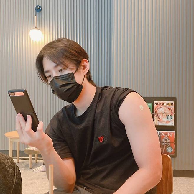 Actor Baek Sung-hyun reported on Coronas 19 Vacine Inoculation.Baek Sung-hyun released a photo on his instagram on the 9th with an article entitled Now the first inoculation is completed.In the photo, Baek Sung-hyun is wearing a black T-shirt and wearing a mask and putting out his forearm and looking at the screen of his cell phone.A cute character band attached to a sturdy forearm as if it had been Inoculation in Bovinae gives a laugh.Meanwhile, Baek Sung-hyun returned to the drama Voice 4 a while ago.He reported on his surprise marriage in April after last year, and after six months, he received a news that he had his first healthy daughter in his arms at the end of last year.Baek Sung-hyun recently finished filming the new movie Hwapyeong spot.