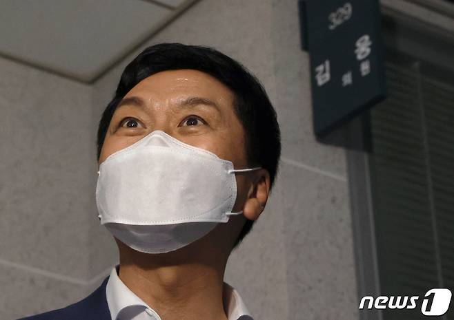 김기현 국민의힘 원내대표가 10일 고위공직자범죄수사처의 압수수색이 진행 중인 국회 의원회관 김웅 의원실 앞에서 취재진의 질문에 답하고 있다. © News1 오대일 기자