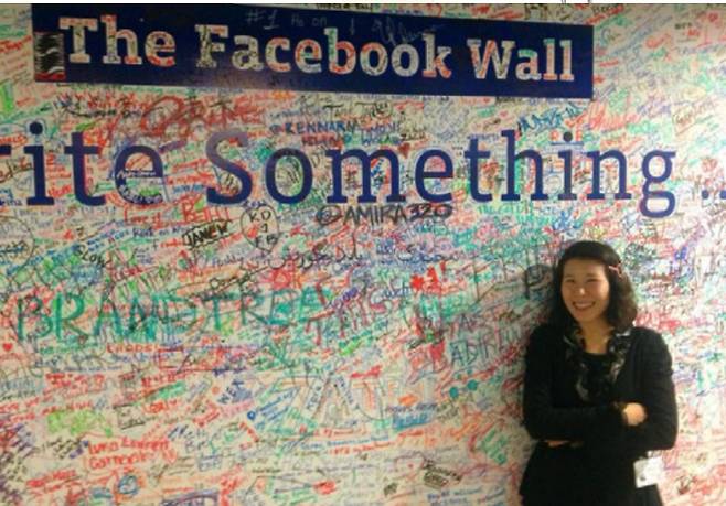 차미영 CI가 2014년 미국 페이스북 본사에 방문해 무엇이든 쓸 수 있게 한 페이스북 담벼락을 배경으로 서 있다. 차미영 제공
