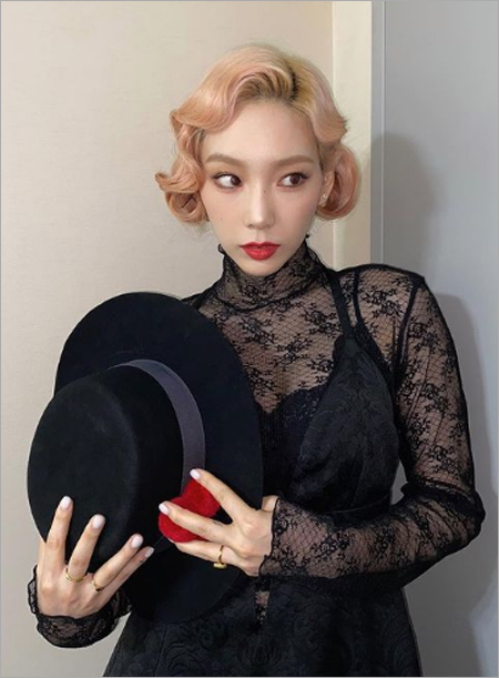 Taeyeon of group Girls Generation transformed into the heroine of the musical Chicago.Taeyeon posted several photos on his 11th day with a hashtag called Roxy Hattan #Amazing Saturday on his instagram.In the open photo, Taeyeon showed a short WeEve blonde of American actresses in 1920 in black see-through look and showed a perfect transform in the form of Roxy Hart, the heroine of the musical Chicago.On the other hand, Taeyeon has appeared in various entertainment programs such as Amazing Saturday and Travel Battle - PetKage during Respect for Opening and is showing charm as an entertainment.