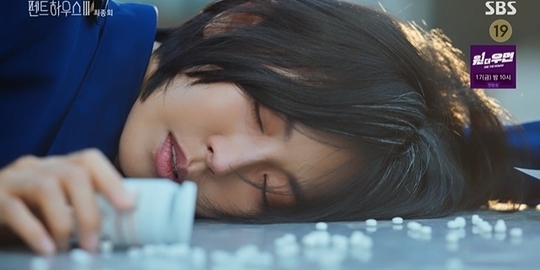 After Eugene, Um Ki-jun, and Yoon Jong-hoon, Kim So-yeon, Lee Ji-ah, and Park Eun-suk all died, and the revenge was finished with the Winners & Losers and the loserless ruin.In the final episode of the SBS Friday drama Penthouse (played by Kim Soon-ok, directed by Ju Dong-min), which was broadcast on September 10, the after that Shim Soo-ryun (Lee Ji-ah) fell down the cliff during the confrontation with Chun Seo-jin (Kim So-yeon).On the day, the Shimsul was dropped down the cliff and disappeared, and Chun Seo-jin was arrested on the spot and was charged with murdering Shimsul.Chun Seo-jin pushed for the postponement of early dementia as originally planned during the trial process, but all the truths were revealed when his daughter HAEUN star (Choi Ye-bin) sat on the trial witness stand.HAEUN star testified that he witnessed all of the deaths of Shim Soo-ryun, Oh Yoon-hee and his grandfather Chun Myung-soo (Mr. Chung Sung-mo) along with the revelation that Chun Seo-jins early dementia was all a lie.Mum killed the people for her own benefit, with no mental illness, the HAEUN star shouted.In the meantime, HAEUN star said, The beginning of all these tragedies is me.HAEUN star said that all of the sins made by Chun Seo-jin were done to make him the chairman of the Cheong-a Foundation in order to send him to the Seoul Music School in order to enter the Cheong-a pre-announcement.HAEUN also insulated Chun Seo-jin, saying, Lets not live and see it, at the last minute of being carried out. Chun Seo-jin lost everything and was sentenced to the highest prison sentence.Three years later, everyone had their daily routine back.Kang-mari (Shin Eun-kyung) became a cash-rich man and entered the Penthouse in the Shimun district. Lee Kyu-jin (Bong Tae-gyu) went back to prison for fraud while carrying out unreasonable business, and Joo Seok-kyung (Han Ji-hyun) put down all his greed and made his own living by part-time job.Those who lived their lives gathered at the concert hall when Bae (Kim Hyun-soo), who had studied abroad on the Juilliard scale, returned home in three years and performed in time for Oh Yoon-hees anniversary.The accompaniment of the performance was similarly performed by Joo Seok-hoon (played by Kim Young-dae), who had great success as a pianist in foreign countries.Bae mentioned two people who came to the stage and came up with her mother Oh Yoon-hee and her self-sponsored director of the Center for Simun Art, Logani (Park Eun-suk).Logani was shocked to see the heart train sitting in the back seat of the theater, enjoying the performance while looking at the ship.The two then reunited in front of the venue in three years and left somewhere together.But the reversal is that these two people have already died. Three years ago, Shim was caught up in skepticism ahead of his last revenge on Chun Seo-jin.Because of my revenge, too many people died and the children lost their parents, Shim said.Logani said that the revenge of the deep training was justified, but it was not enough to turn the mind of the deep training.In the end, the heart train faced Chun Seo-jin on the cliff without wearing a special life jacket and GPS that Logan took care of, and threw himself down the cliff.The fallen heart trainee silently accepted the coming death and said, Logan, I once dreamed of you and Happiness, there were many moments when I did not want to leave you forever.But I lost a lot of precious people to dream with you. Not Lee Ji-ah, not Yoon Hee, not Dr. Ha. Im asking them for forgiveness.Thanks to you, it was a happy life. Logani, who realized her decision late through a coupling left by the heart and soul, later caught the body of the heart and soul found in the water.Three years later, Logani sponsored the ship and raised it as a good musician, but eventually bone marrow cancer recurred and died.Through the words of Ko Sang-ah (Yoon Joo-hee), I kept it secret to my family and gave up my treatment, I could see that Logani gave up his life-long treatment and chose to follow his heart and soul training.On the other hand, Chun Seo-jin also died of loneliness. Chun Seo-jin, who had laryngeal cancer during his prison life, visited his daughter HAEUN star who had never visited him for two nights and three days in three years.HAEUN star, who gave up singing, was working as a choir teacher in the cathedral, but Chun Seo-jin could not stand in front of the HAEUN star only looking at it from a distance.Chun Seo-jin died without knowing the day when HAEUN star finally forgives her and goes to prison to serve as a choir.Looking at the HAEUN star on the bus to the prison, the scattered pills and I am sorry for everything, I will not be a burden to my daughter.Dont live like a mother, you must be happy. I love you.