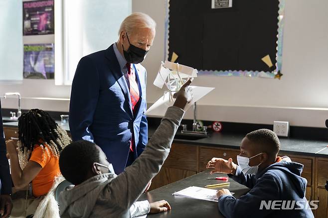 [워싱턴=AP/뉴시스]조 바이든 미국 대통령이 10일(현지시간) 워싱턴DC 한 중학교를 찾아 학생들의 과제를 살피고 있다. 2021.09.10.