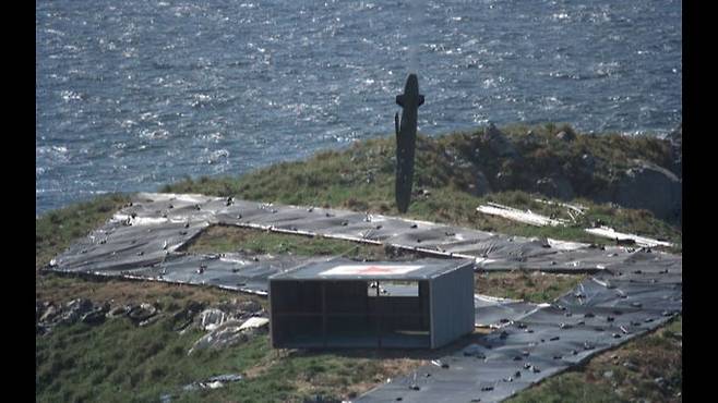 한국 공군이 도입한 타우러스 공대지미사일이 표적지를 향해 수직으로 강하하고 있다. 공군 제공