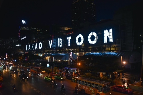 카카오웹툰은 지난 7월부터 태국 방콕 주요 지역과 지상철, 지하철을 중심으로 대규모 옥외 마케팅을 진행하고 있다. 태국 방콕 센트럴월드 백화점 전광판에 카카오웹툰 로고가 보인다. 카카오엔터테인먼트 제공