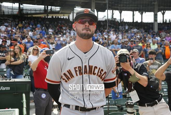 ▲ 샌프란시스코 외야수 크리스 브라이언트가 11일(한국시간) 리글리필드에서 열린 시카고 컵스전을 앞두고 전광판을 바라보고 있다.