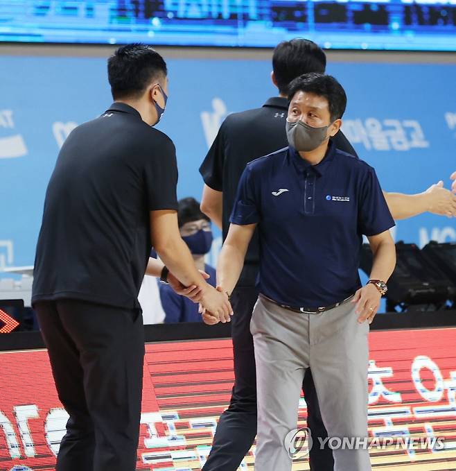 인사하는 유도훈-장창곤 감독 (상주=연합뉴스) 이진욱 기자 = 11일 경북 상주체육관에서 열린 2021 MG 새마을금고 KBL컵 상무와 한국가스공사 경기. 유도훈 가스공사 감독(오른쪽)과 상무 장창곤 감독이 경기를 마치고 인사하고 있다. 2021.9.11 cityboy@yna.co.kr