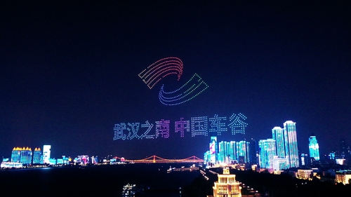 지난 수요일 저녁에 중국 중부 우한에서 막을 올린 '중국 오토밸리 과학기술 혁신성과 조명쇼'