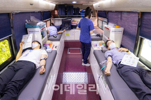 방문규(오른쪽) 행장 등 한국수출입은행 임직원들이 지난 10일 서울 여의도 본점을 방문한 이동 헌혈버스를 활용해 단체 헌혈에 긴급 참여하고 있다.(사진=수출입은행)