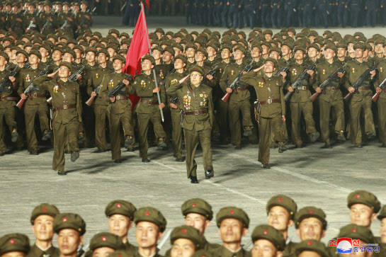북한이 정권수립 기념일(9·9절) 73주년을 맞아 9일 자정에 남쪽의 예비군격인 노농적위군과 경찰격인 사회안전무력의 열병식을 진행했다고 조선중앙통신이 보도했다(사진=연합뉴스).