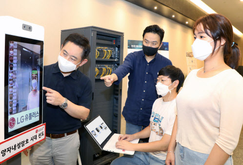 LG유플러스 직원들이 양자내성암호(PQC)로 보안을 강화한 안면인식서비스를 시험해보고 있는 모습.(사진=LG유플러스 제공)