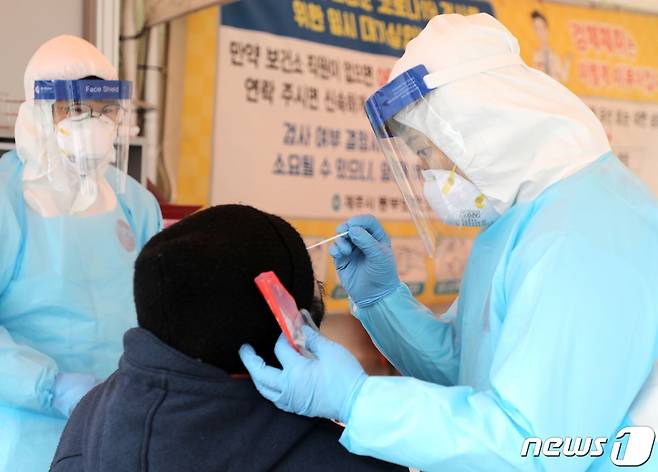 제주시 동부보건소에 설치된 선별진료소에서 한 지역주민이 코로나19 진단 검사를 받고 있다.© News1 홍수영 기자
