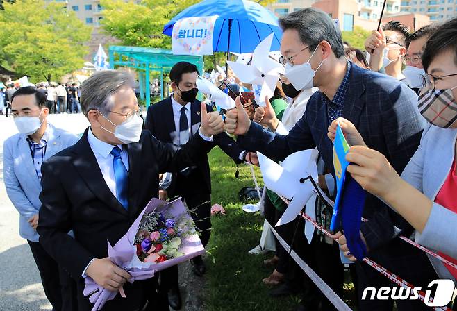 더불어민주당 대선 예비후보인 이재명 경기지사가 12일 오후 강원 원주시 오크밸리리조트 컨벤션홀에서 열린 더불어민주당 제20대 대통령선거 후보자 선출을 위한 강원 합동연설회(1차 슈퍼위크)에 참석하며 지지자들에게 인사하고 있다. 2021.9.12/뉴스1 © News1 구윤성 기자