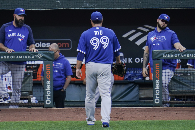 Toronto Blue Jays starting pitcher Hyun Jin Ryu heads to the dugout after being pulled from the game against the Baltimore Orioles during the third inning of the first game of a baseball doubleheader, Saturday, Sept. 11, 2021, in Baltimore. (AP Photo/Julio Cortez)<저작권자(c) 연합뉴스, 무단 전재-재배포 금지>