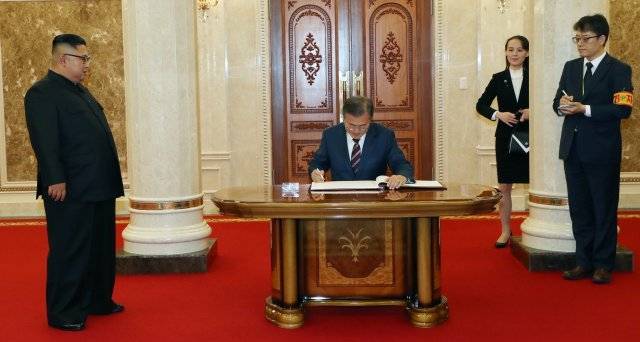 지난 2018년 9월 18일 문재인 대통령이 18일 오후 평양 조선노동당 중앙위원회 본부 청사에서 김정은 국무위원장과의 정상회담에 앞서 방명록을 작성하는 모습. 오른쪽 기둥 뒤에 김여정 부부장이 서 있다. 평양사진공동취재단