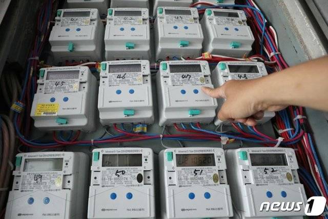 한국전력공사(한전)의 7월1일부터 3개월간 적용될 전기요금 발표를 하루 앞둔 20일 오후 서울의 한 다세대주택에서 입주민이 전기 계량기를 살펴보고 있다. 정부는 올해부터 국제 유가와 LNG·석탄 수입가격 등락을 반영해 3개월 주기로 전기요금을 바꾸는 ‘연료비 연동제’를 도입했다. 2021.6.20/뉴스1 © News1
