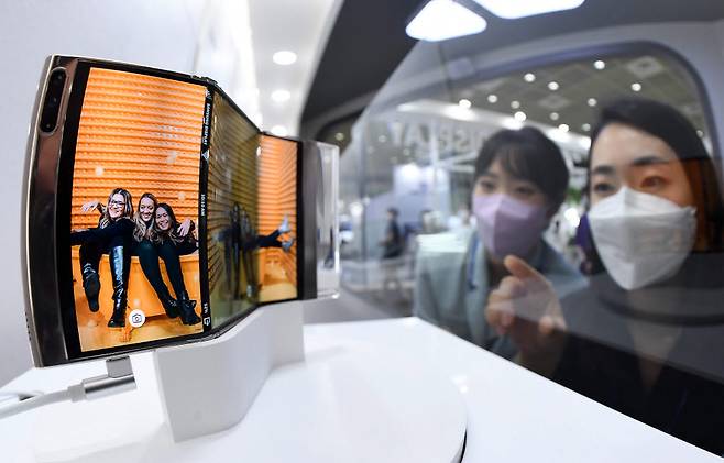 삼성디스플레이가 개발한 폴더블 디스플레이. S자 형태로 두 번 접을 수 있다.<사진=전자신문>