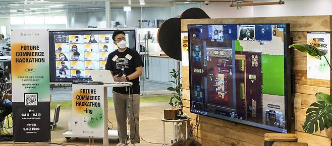 GS리테일 해커톤 행사에 참여한 직원이 아이디어에 대해 설명하고 있다.