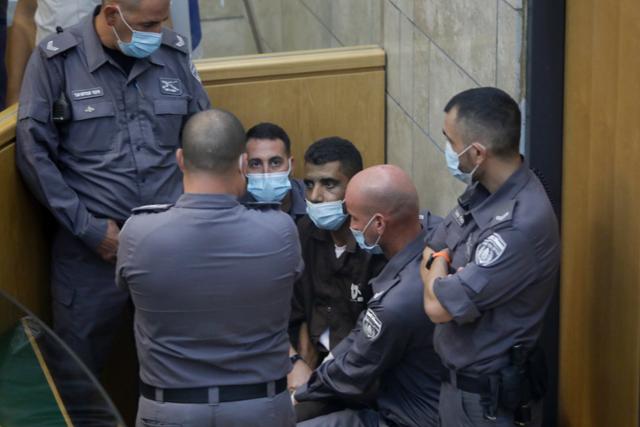 이스라엘 북부 교도소에 수감돼 있다가 6일 탈옥했던 자카리아 주베이디(오른쪽 세 번째) 등 팔레스타인인 탈옥수 2명이 11일 이스라엘 나사렛의 법원 내 법정에서 경비병들에게 둘러싸여 있다. 두 사람은 이날 오전 이스라엘 경찰에 의해 체포됐다. 나사렛=AP 연합뉴스