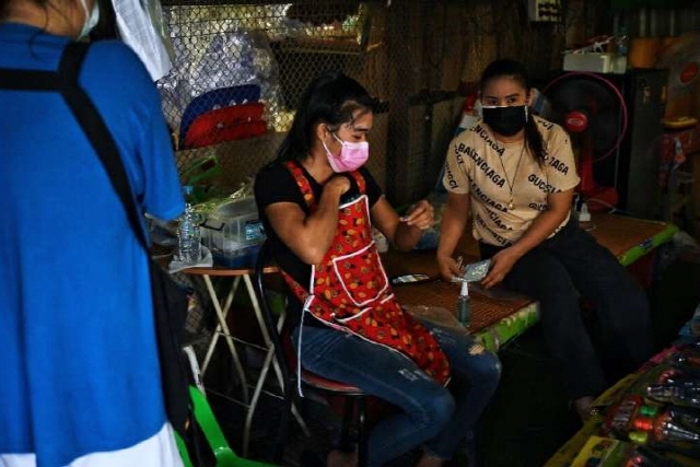 태국의 한 시민이 겨드랑이 땀을 면봉에 묻혀 코로나19 검사를 진행하고 있다./사진=메디컬익스프레스 웹사이트 캡처