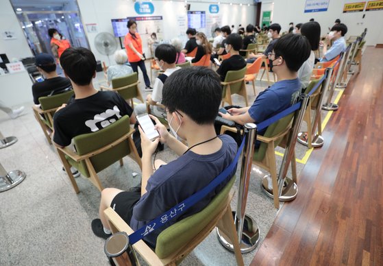 지난달 10일 서울 용산구 백신예방접종센터에서 학생들이 접종 대기를 하고 있다. 뉴스1