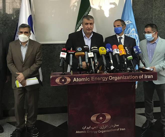 모하마드 에슬라미 이란 원자력청(AEOI) 청장(왼쪽에서 두번째)과 라파엘 그로시 국제원자력기구(IAEA) 사무총장(오른쪽에서 두번째)이 12일(현지시간) 이란 테헤란에서 임시 핵사찰 합의를 마치고 기자회견을 열고 있다. 테헤란|AP연합뉴스