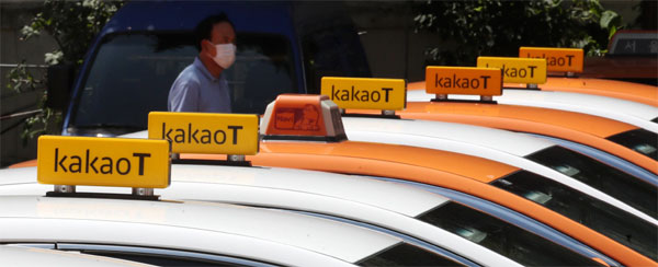 서울 한 택시 회사에 세워진 차량들에 카카오택시 마크가 붙어 있다. 카카오택시는 플랫폼 확장에 따른 이해관계 충돌의 대표적인 사례로 거론되고 있다. [김호영 기자]