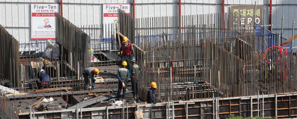 서울 중구의 한 빌딩 공사현장에서 근로자들이 안전장비를 착용한 채 작업을 하고 있다. [한주형 기자]