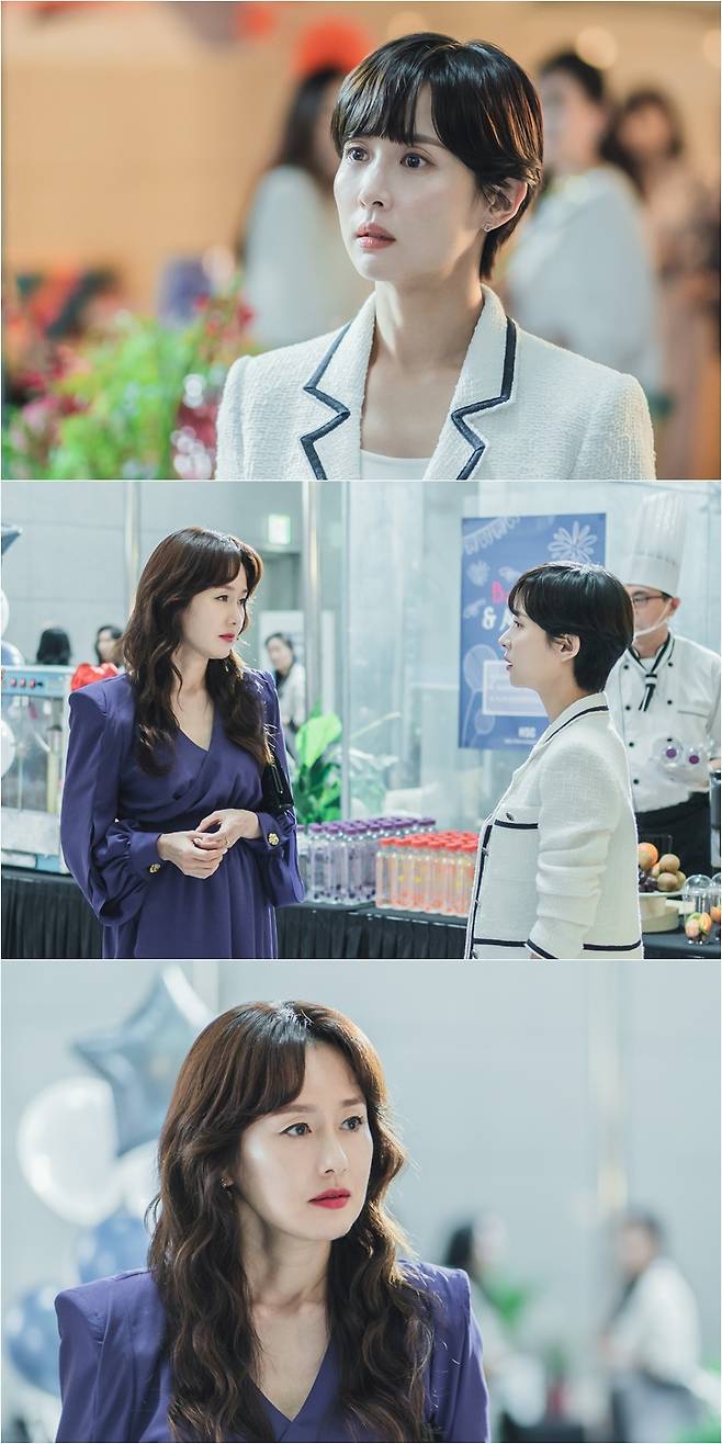High-Class Cho Yeo-jeong and Kim Ji-soos day-long eyes were caught in the Daechi station.TVNs Drama High Class (directed by Choi Byung-gil/playplay story holic/production H. World Pictures) is a mystery of the passion that entangles with a woman of Husband who died at a luxury international school located on an island like Paradise.In the last broadcast, Song I (Cho Yeo-jeong) was rejected by parents led by Son Ahn Yi-chan (Jang Seon-yul) and Kim Ji-soo (South JISUN) due to malicious rumors as soon as he entered the international school.At the same time, the questionable person begins to squeeze Song Is breath with the constant Blackmail - Cinémix Par Chloé, and the existence and future development of the Blackmail - Cinémix Par Chloé criminal is curious.Among them, High Class will unveil the SteelSeries, which Song I and South JISUN are fighting tight, on September 12th.Song I in the open SteelSeries faces South JISUN with a questionable eye.Her expression, which has been calmly responding to the rejection of parents so far, is curious because she is angry and absurd toward South JISUN.In addition, South JISUN also has an elegant smile, but it looks at it with a harsh expression and captures Sight.Especially, as if she was shocked by the words of Song I, she wonders what the situation is like in her eyes where the pupil earthquake occurred.Moreover, Song I and South JISUN are also tightly opposed to the surrounding parents minds, making them breathe.So, I am interested in why the two people will be stationed in Daechi with their eyes.