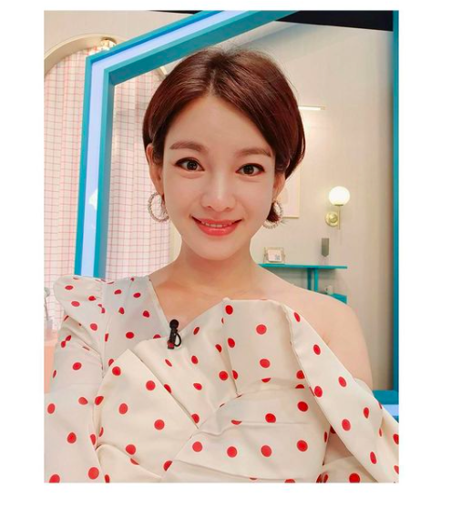 Broadcaster Jeong Ga-eun is in the midst of making Jenny Kim shoulderJeong Ga-eun posted on his SNS on the 12th, I am making Jenny Kimshoulder these days.  # Stretching # Shoulder is one.In the photo released together, there is a picture of Jeong Ga-eun posing in an off-shoulder costume with one shoulder exposed.A bright beauty catches my eye.Meanwhile, Jeong Ga-eun is raising her daughter alone after her divorce in 2018, cured after a recent confirmation of Corona 19, and continues to be active in broadcasting.Jeong Ga-eun Instagram