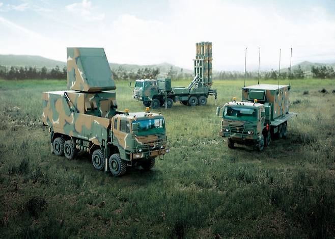 천궁 지대공미사일 체계. 다기능레이더(왼쪽)와 발사대(가운데), 교전통제소 등으로 구성되어 있다. 세계일보 자료사진