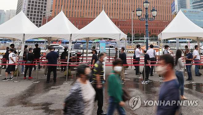 임시선별검사소 (서울=연합뉴스) 한종찬 기자 = 10일 서울역 광장에 마련된 신종 코로나바이러스 감염증(코로나19) 임시 선별검사소에서 검사를 받으려는 시민들이 줄을 서고 있다. 2021.9.10 saba@yna.co.kr