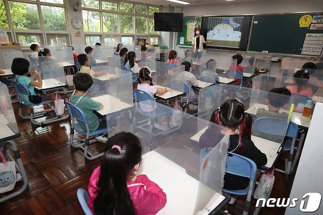 부산 한 초등학교 1학년 학생들이 수업을 듣고 있다. 2021.9.6/뉴스1 © News1 여주연 기자