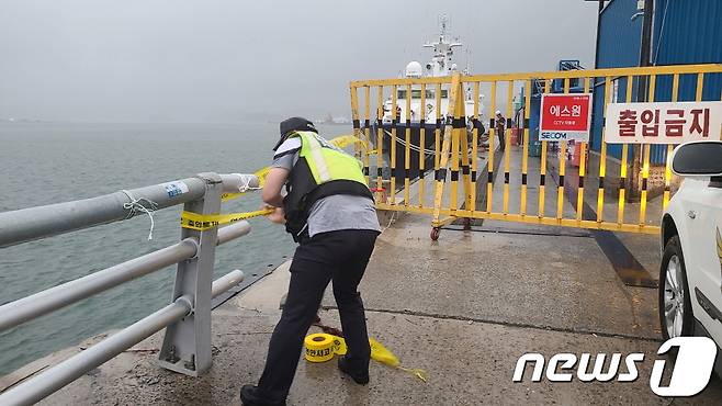 해경이 태풍 찬투가 북상중인 가운데 위험 통제구역에 출입통제선을 설치하고 있다.(여수해경 제공)2021.9.13/© 뉴스1