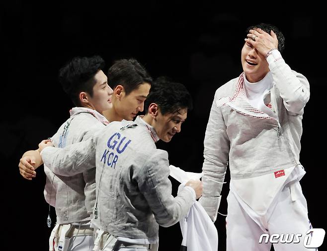 2020 도쿄 올림픽 펜싱 남자 사브르 단체전에서 금메달을 차지한 한국. /뉴스1 © News1 송원영 기자