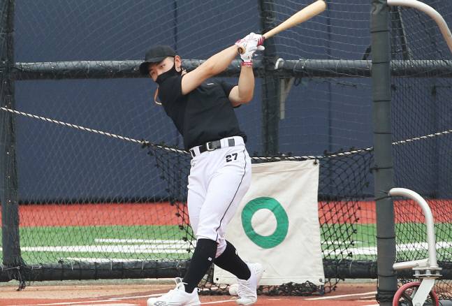 지난달 30일 경기도 수원KT위즈파크에서 열린 2022 KBO 드래프트 트라이아웃에서 김서진이 타격하고 있다. 수원 | 연합뉴스