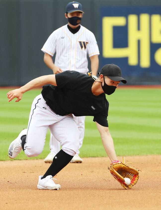 지난달 30일 경기도 수원KT위즈파크에서 열린 ‘2022 KBO 신인 드래프트 트라이 아웃’에서 김서진이 수비 테스트를 받고 있다, 수원 | 연합뉴스