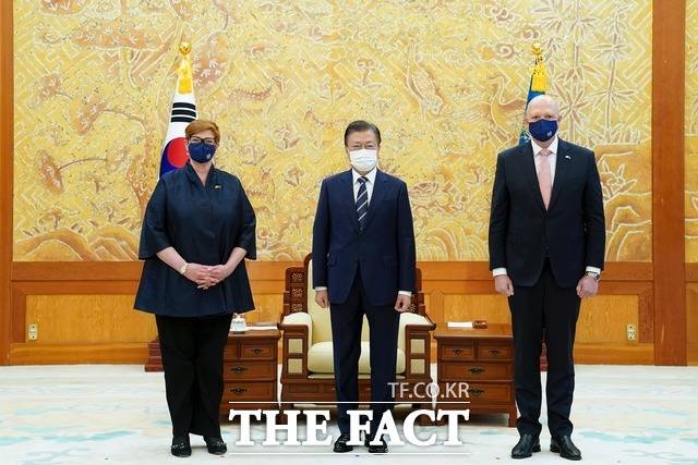 문재인 대통령이 13일 오전 청와대 본관 접견실에서 한국과 호주 외교·국방장관회의 참석을 위해 방한한 호주의 마리스 페인(왼쪽) 외교장관, 피터 더튼(오른쪽) 국방장관을 접견, 기념촬영을 하고 있다. /청와대 제공