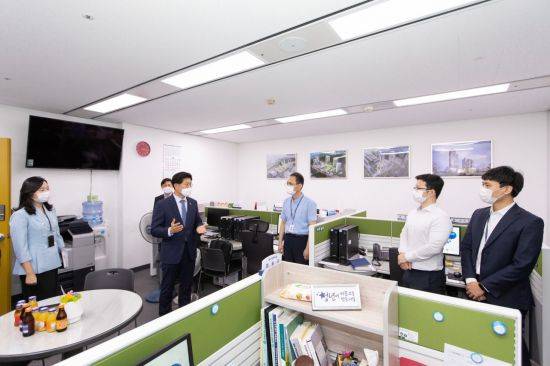 노형욱 국토교통부 장관이 13일 국토부 신설 조직인 청년정책과를 찾아 직원들에게 "청년들의 주거사다리를 튼튼히 만들어 가는데 적극 노력해달라"고 당부하고 있다.
