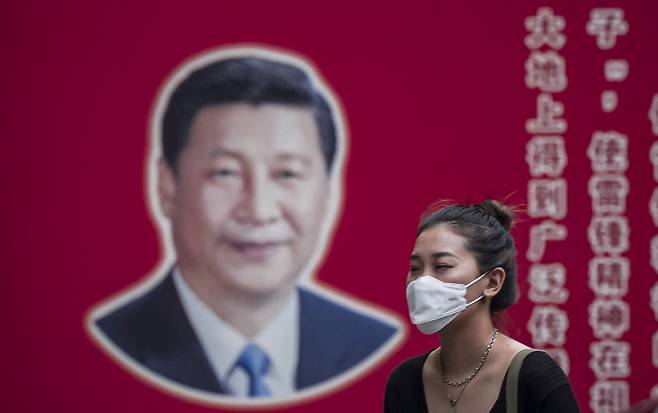 지난달 상하이에 거리에 설치된 시진핑 사진 앞을 한 시민이 지나고 있다./EPA 연합뉴스