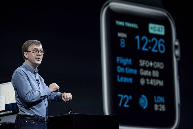 케빈 린치 애플 부사장이 지난 2015년 미국 샌프란시스코에서 열린 애플 글로벌 개발자 컨퍼런스(WWDC)에서 애플워치를 소개하고 있는 모습. /블룸버그