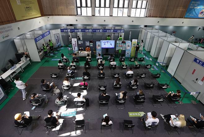 13일 서울 서대문구 북아현문화체육센터에 마련된 코로나19 예방접종센터에서 시민들이 백신 접종을 마치고 이상반응 모니터링을 하고 있다. /연합뉴스