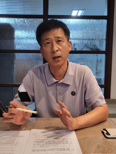 박준영 세진플러스 대표가 폐섬유 재활용 건축자재에 대해 설명하고 있다.      



          안경애기자