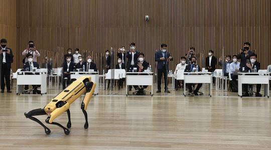 현대자동차그룹이 13일 현대모터스튜디오 고양에서 열린 국회 모빌리티 포럼 3차 세미나에서 참석자들에게 보스턴 다이내믹스의 4족 보행 로봇 '스팟'을 시연하고 있다. 공영운(왼쪽부터) 현대차그룹 사장, 정의선 회장, 권성동 국민의힘 의원, 이원욱 더불어민주당 의원, 정만기 한국자동차산업협회 회장. 현대차그룹 제공