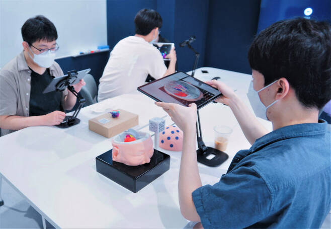 서울대 의과대학에서 해부신체구조의 3D영상 소프트웨어·3D프린팅 기술 활용 연구 및 실습 교과에 메타버스 개념을 접목한 실습교육을 진행하는 모습 (사진=메디컬아이피)