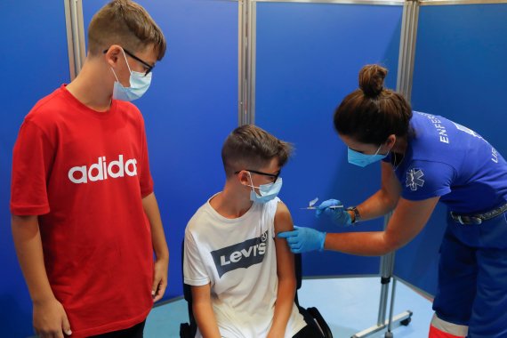 지난 1일(현지시간) 스페인 론다에서 한 13세 소년이 화이자 코로나19 백신을 접종받고 있다.로이터뉴스1