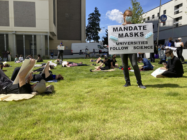 미국 조지아주립대 학생들이 9일 마스크 착용과 코로나19 백신 접종 의무화를 요구하는 시위를 하고 있다. 애틀랜타/AP 연합뉴스