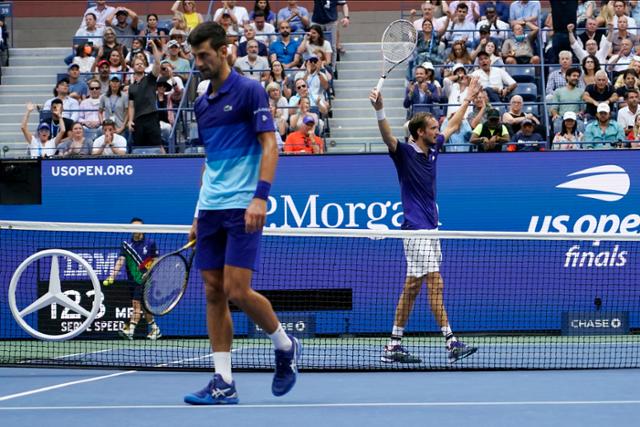 노박 조코비치(왼쪽)가 13일(한국시간) 미국 뉴욕의 빌리진 킹 내셔널 테니스 센터에서 열린 US오픈 테니스 대회 마지막 날 남자 단식 결승에서 다닐 메드베데프에게 포인트를 내준 후 고개를 떨구고 있다. 뉴욕=AP